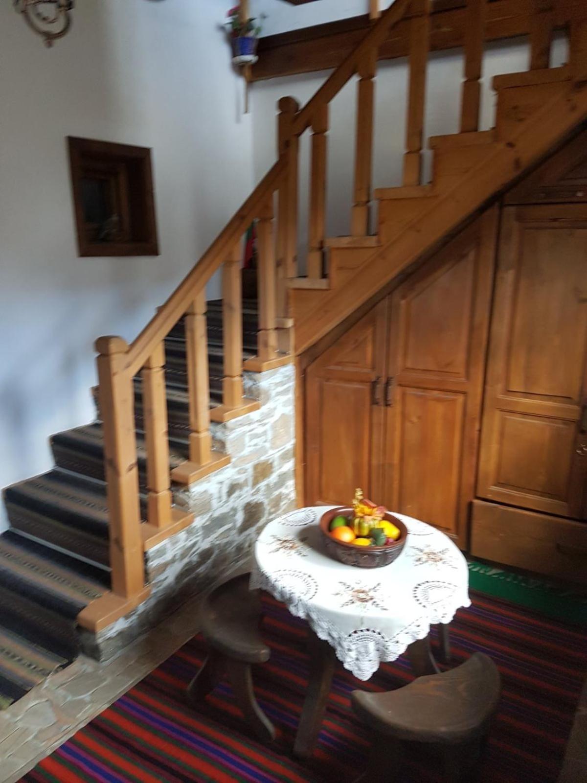 Hotel Тодорината Къща Leshten Esterno foto