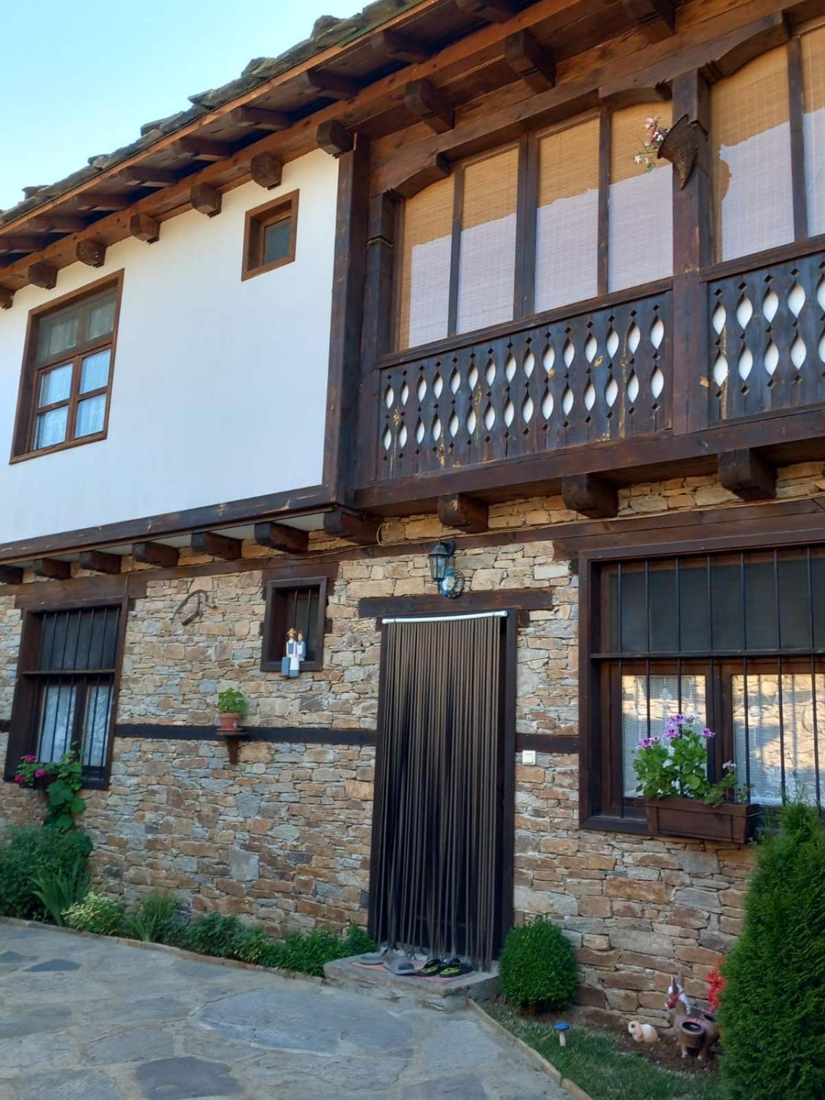 Hotel Тодорината Къща Leshten Esterno foto