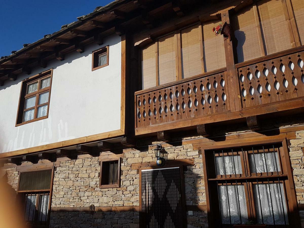 Hotel Тодорината Къща Leshten Esterno foto