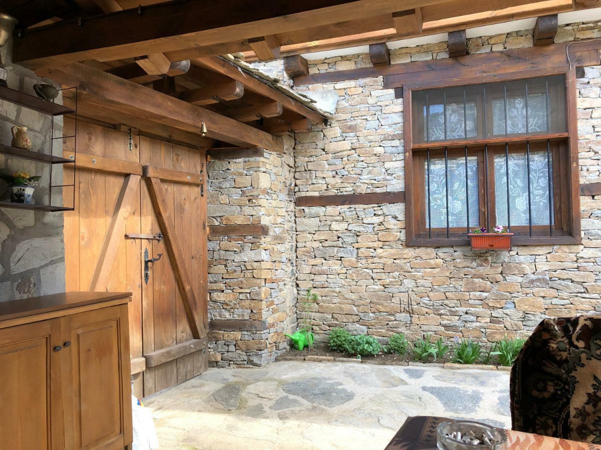 Hotel Тодорината Къща Leshten Esterno foto