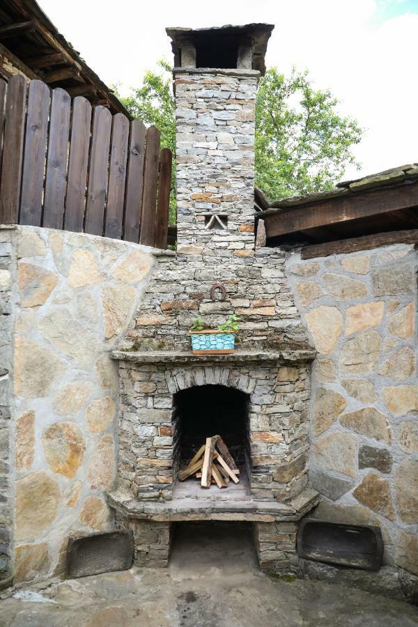 Hotel Тодорината Къща Leshten Esterno foto