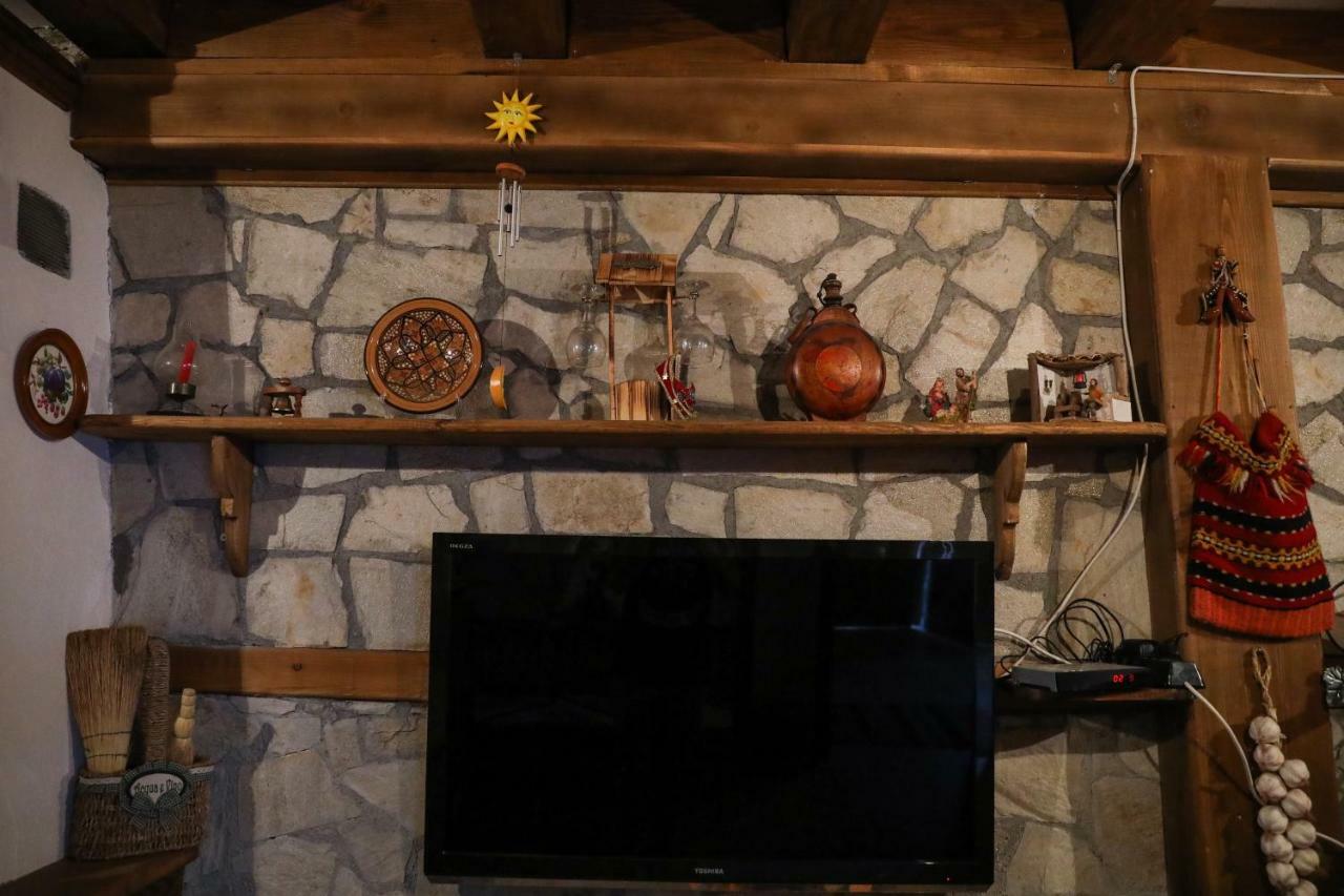 Hotel Тодорината Къща Leshten Esterno foto
