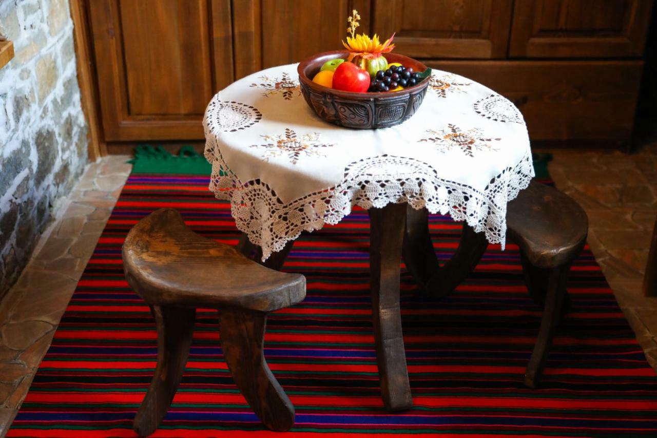 Hotel Тодорината Къща Leshten Esterno foto