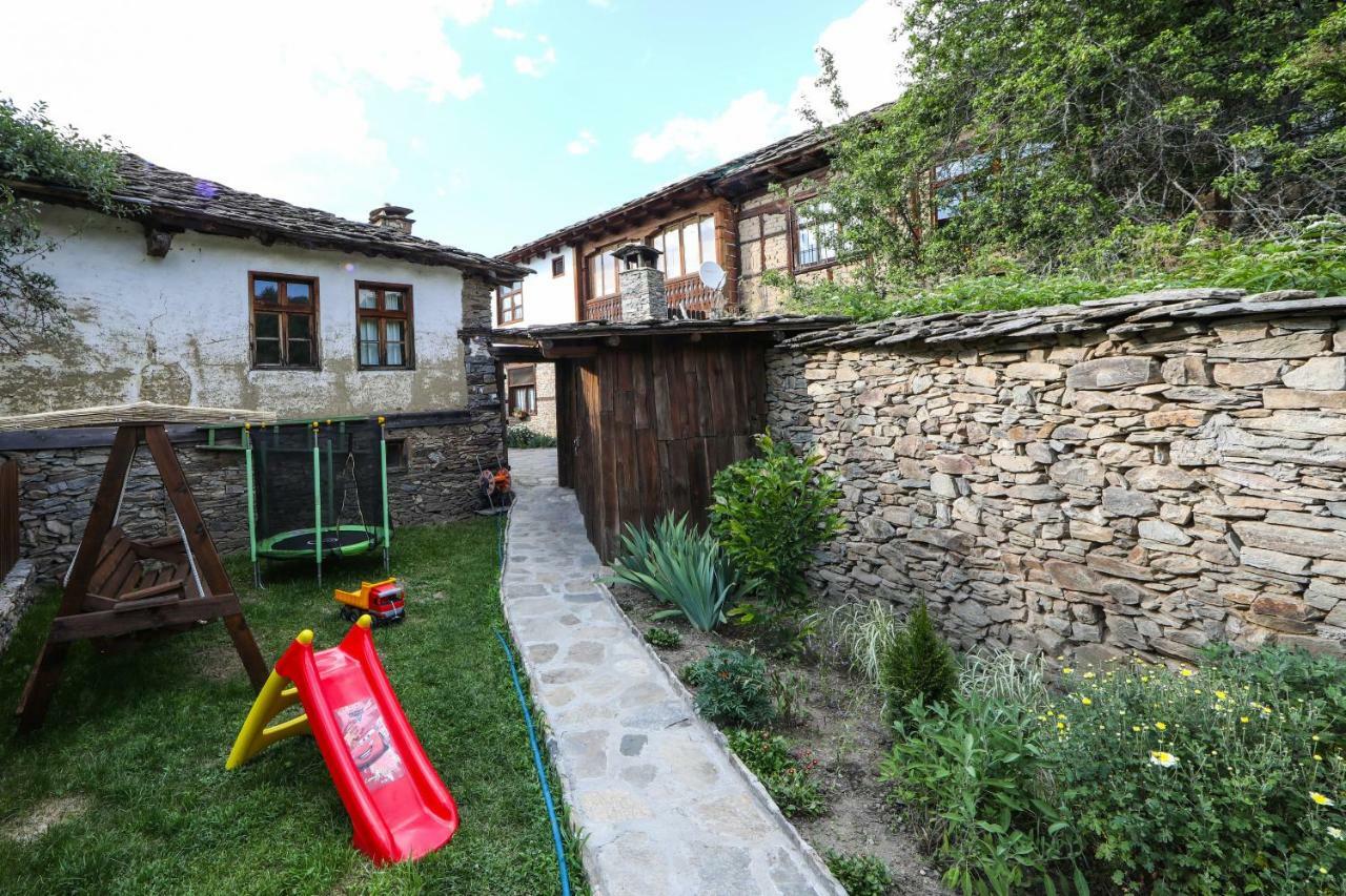 Hotel Тодорината Къща Leshten Esterno foto