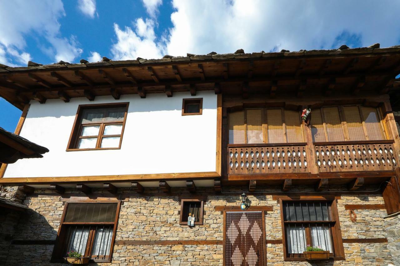 Hotel Тодорината Къща Leshten Esterno foto