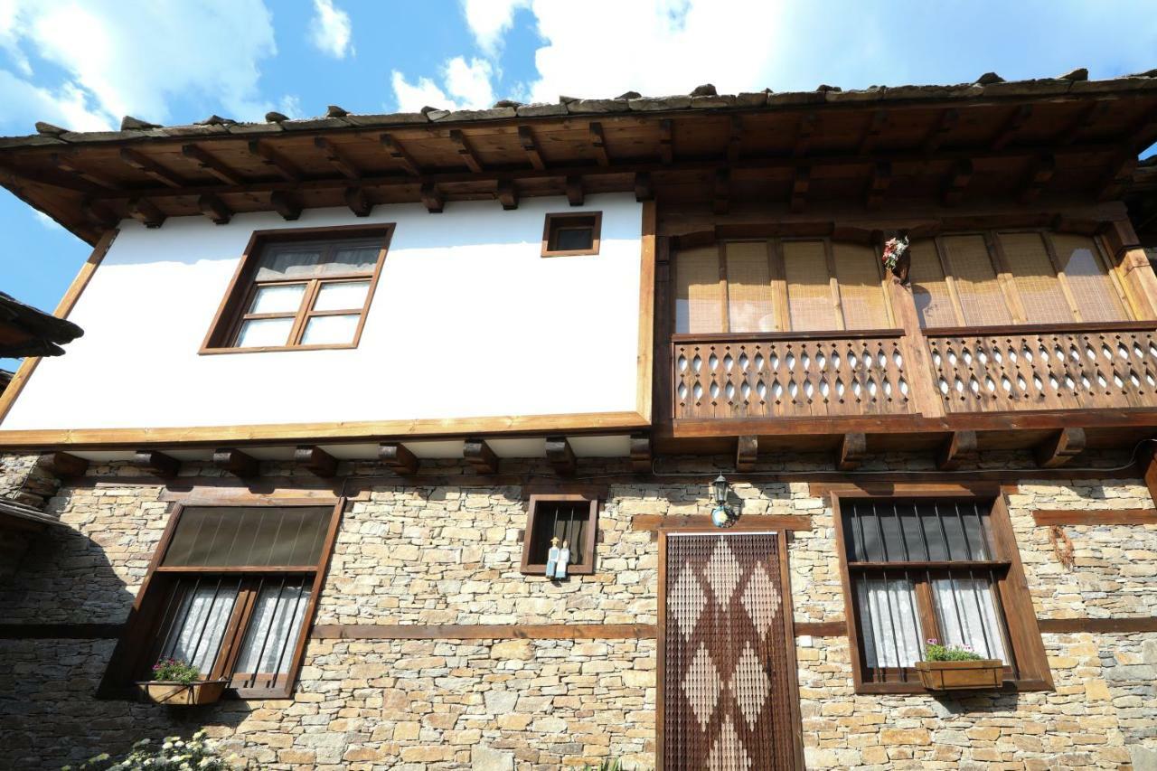 Hotel Тодорината Къща Leshten Esterno foto