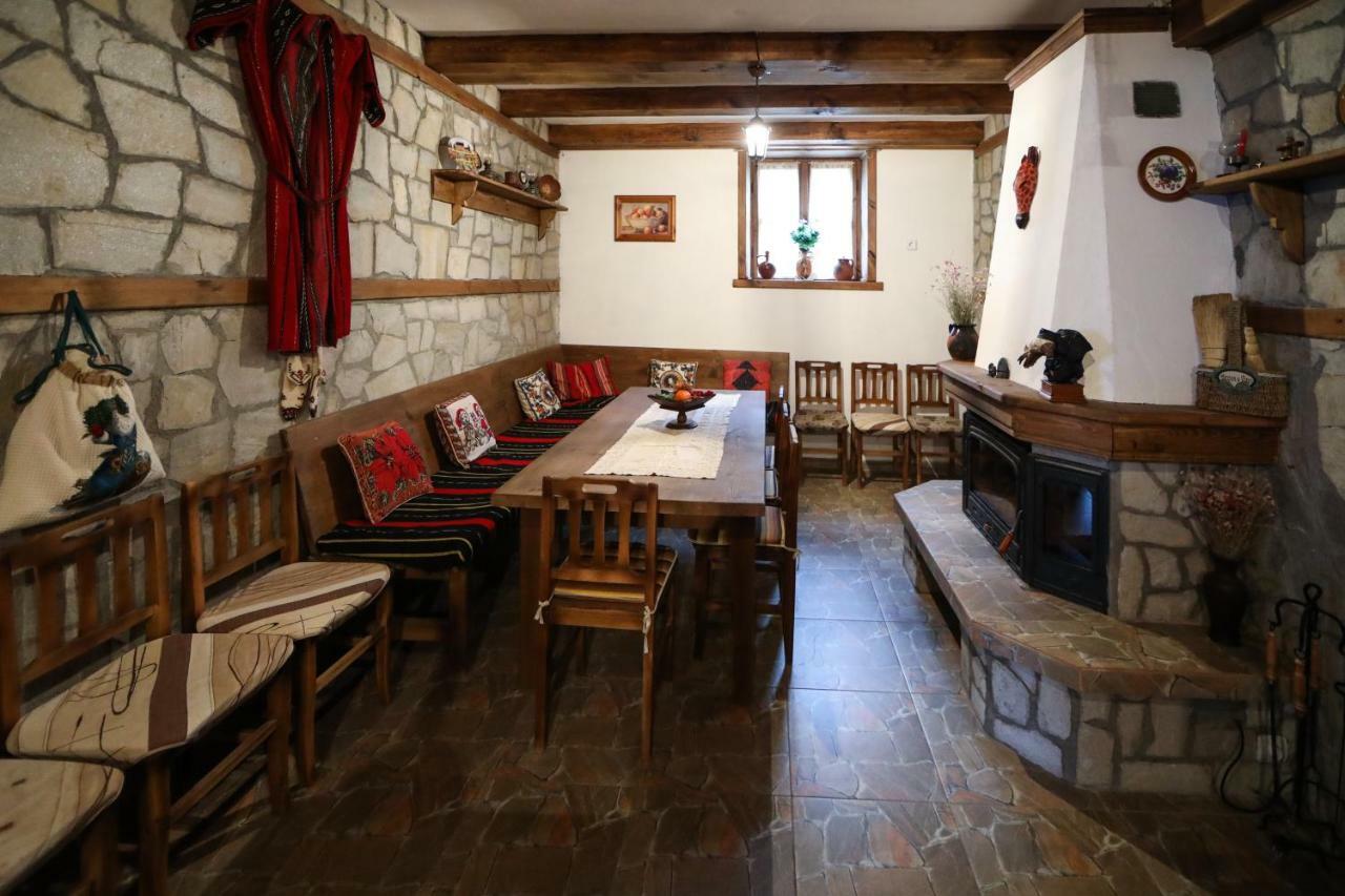 Hotel Тодорината Къща Leshten Esterno foto