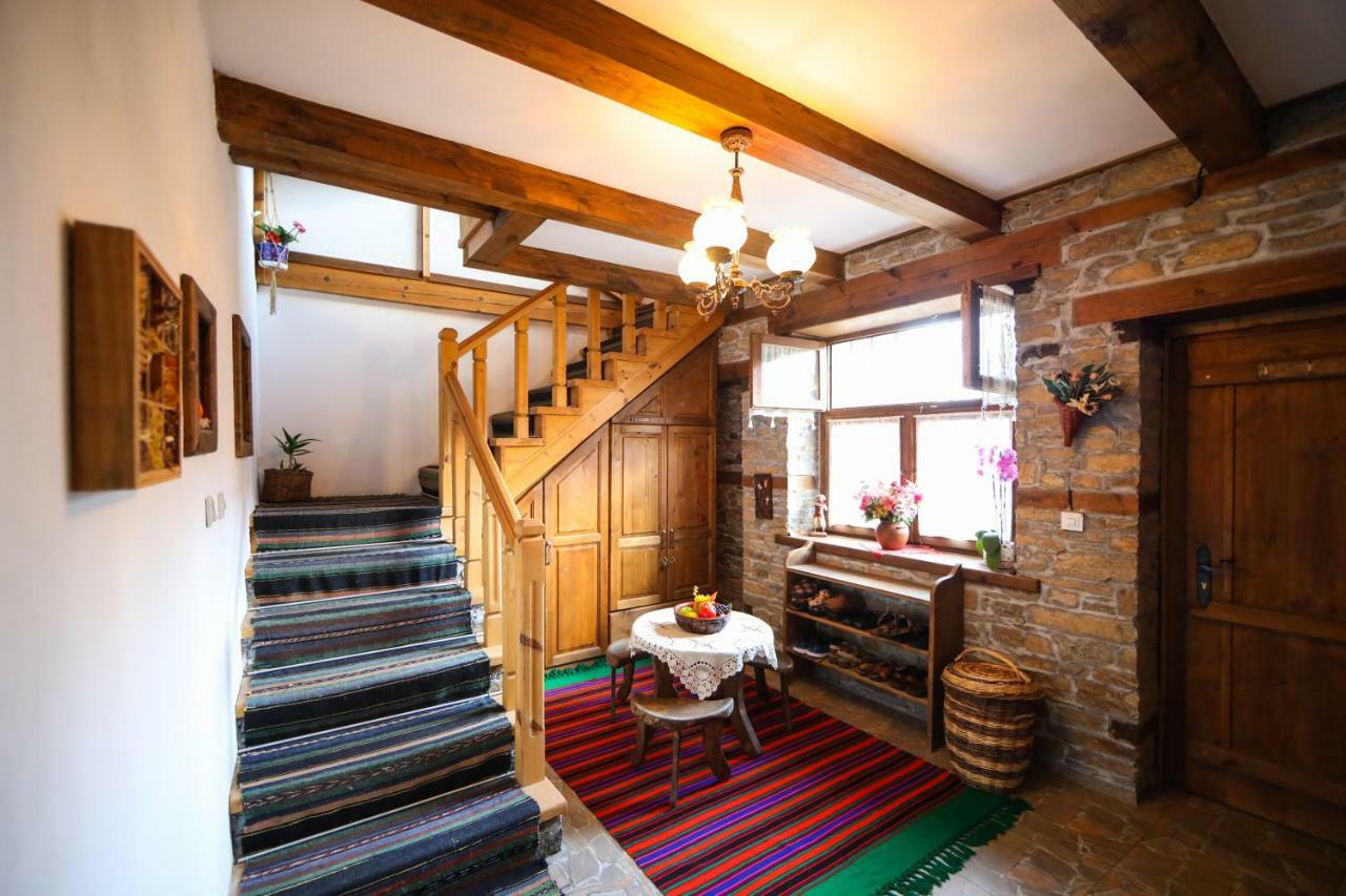 Hotel Тодорината Къща Leshten Esterno foto