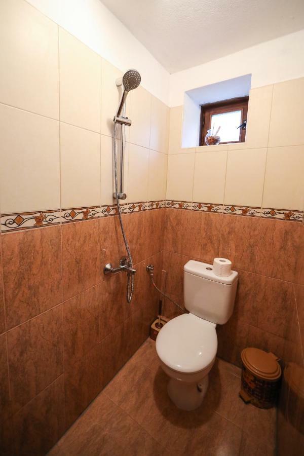 Hotel Тодорината Къща Leshten Esterno foto