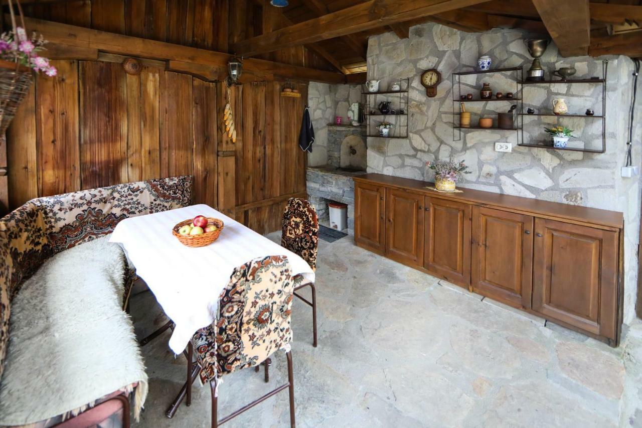 Hotel Тодорината Къща Leshten Esterno foto