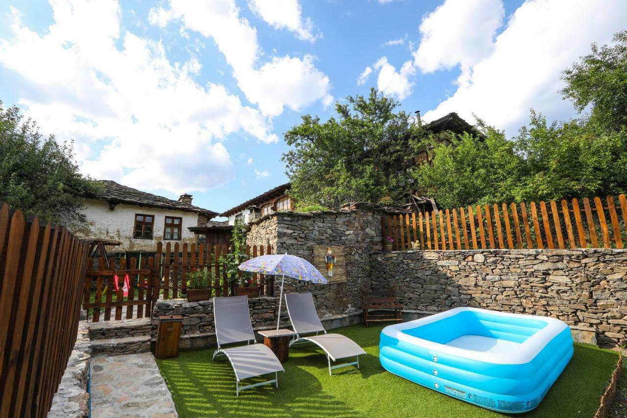 Hotel Тодорината Къща Leshten Esterno foto