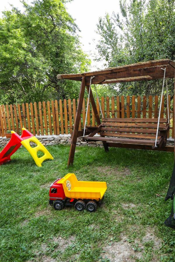 Hotel Тодорината Къща Leshten Esterno foto