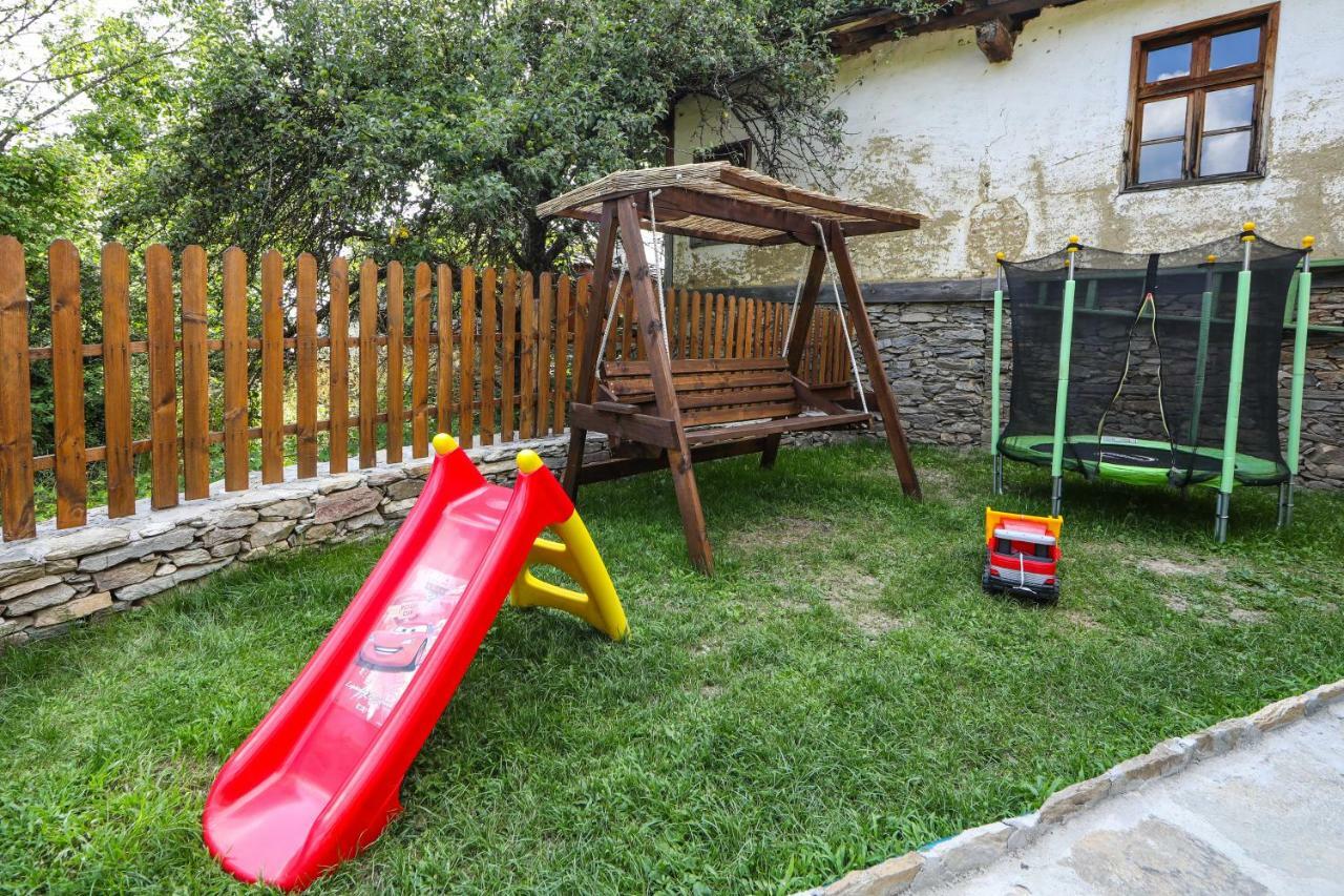 Hotel Тодорината Къща Leshten Esterno foto