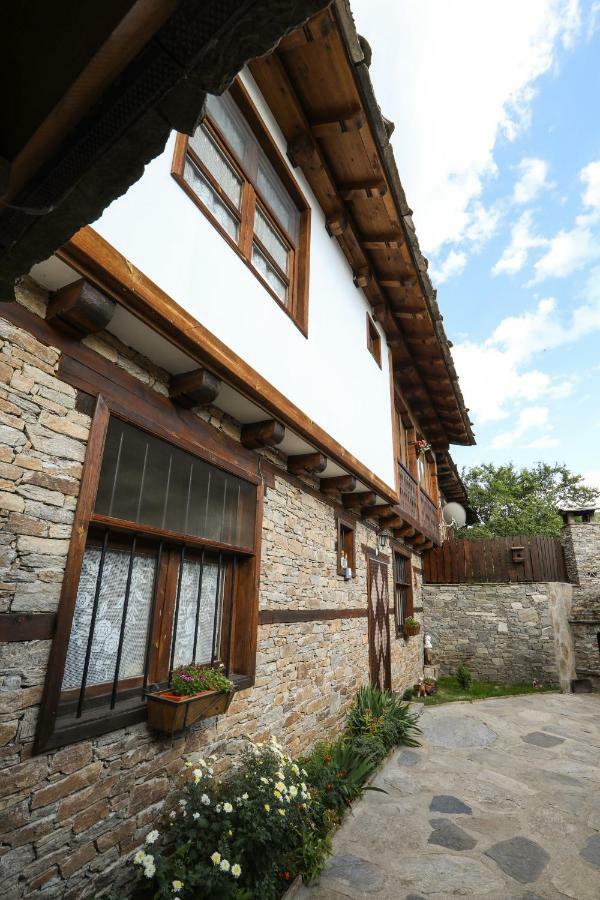 Hotel Тодорината Къща Leshten Esterno foto