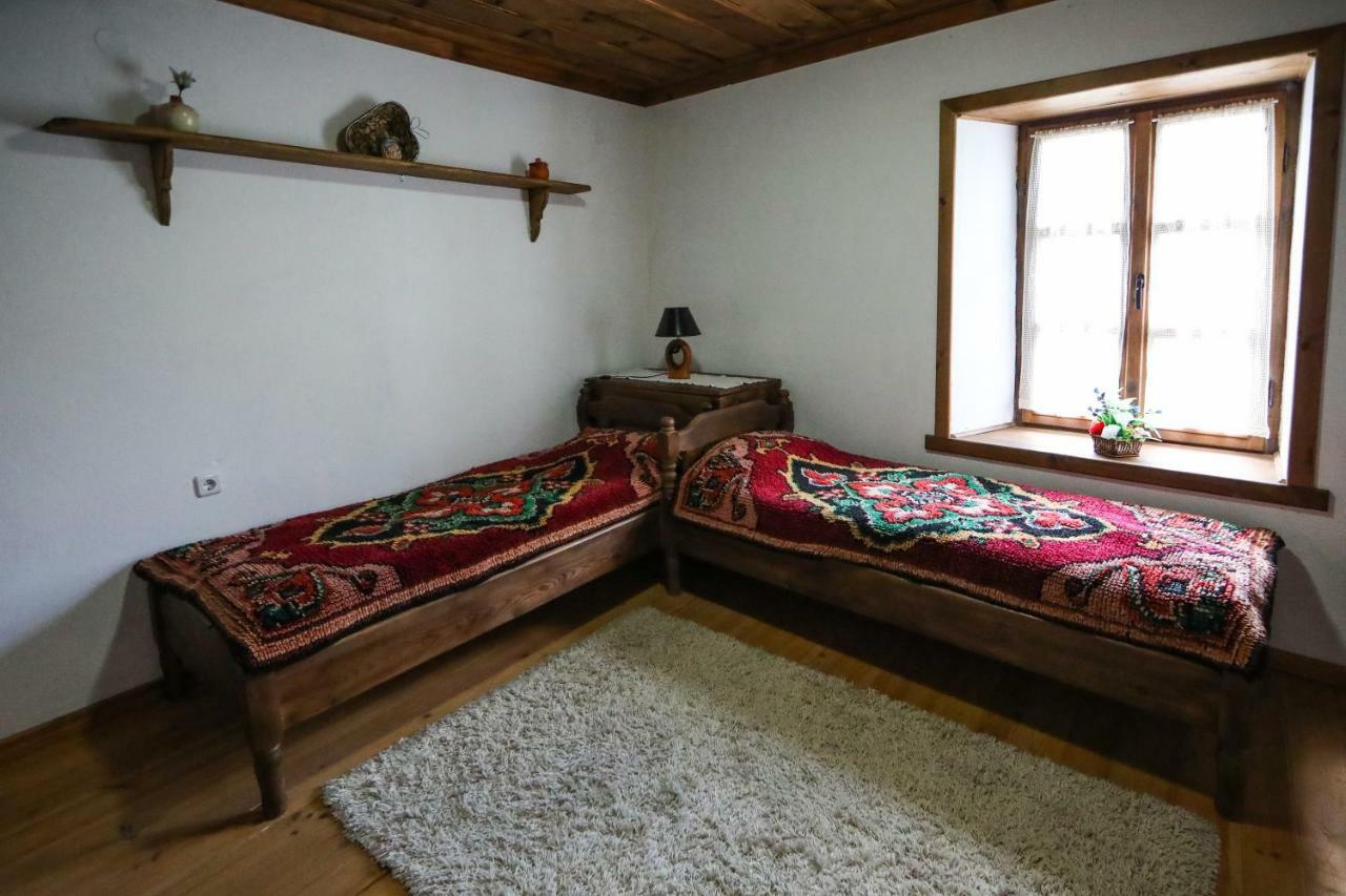 Hotel Тодорината Къща Leshten Esterno foto