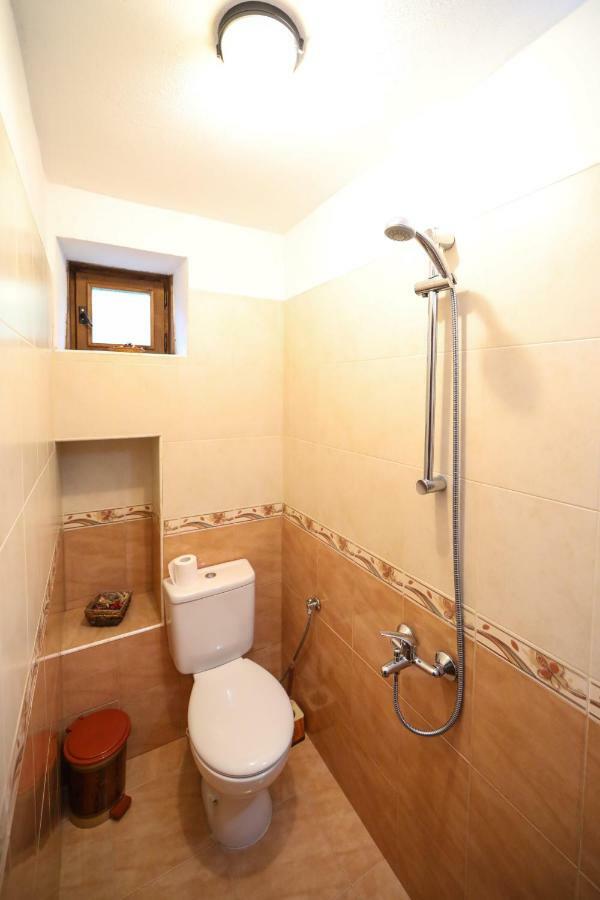 Hotel Тодорината Къща Leshten Esterno foto