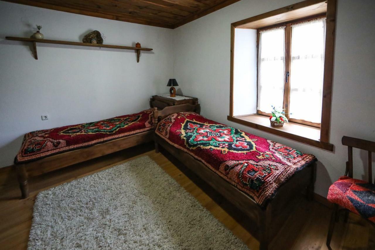 Hotel Тодорината Къща Leshten Esterno foto